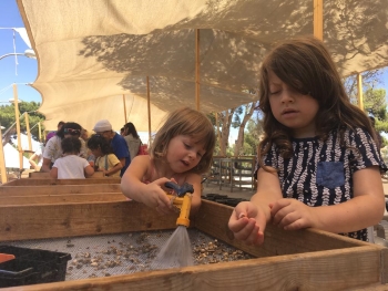 ילדים מחפשים ממצאים ארכאולוגים בפרויקט סינון עפר מהר הבית