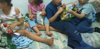 ילדים אוכלים חטיף