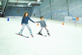גלישת סקי וסנובורד לילדים במרכז סקימולטור