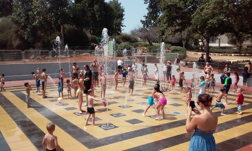 מזרקת מים לילדים בפארק יד לבנים פתח תקווה