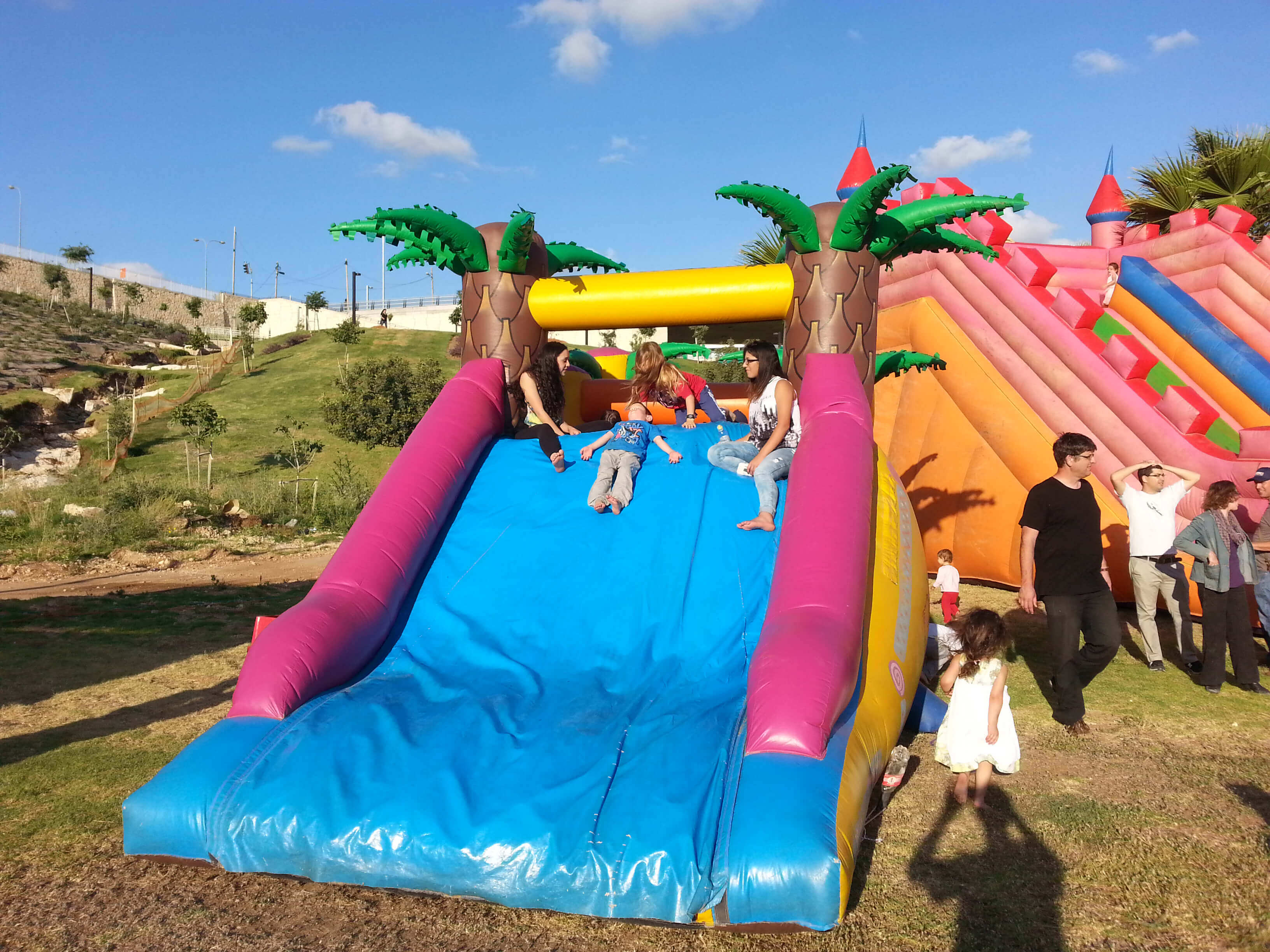 קייטנות קיץ 2018 חוויה עם פוני מגלשת ילדים מתנפחת אתר לגדול