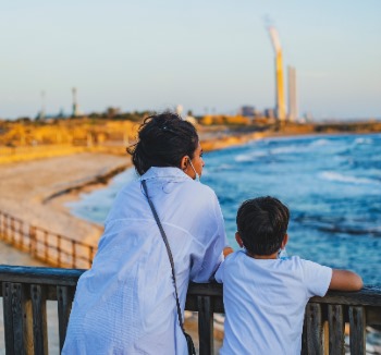 ילדים מסתכלים על נמל קיסריה