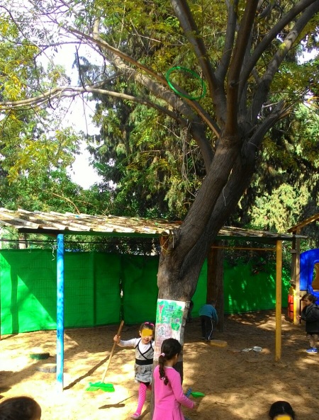 עץ חברות לילדי גן המשחקים בחצר