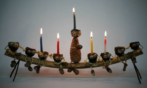 חנוכיה מחומרים ממוחזרים פאן באופן