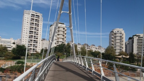 גשר יצחק רבין בגבעתיים המחבר בין פארק גבעתיים וגן רבקה