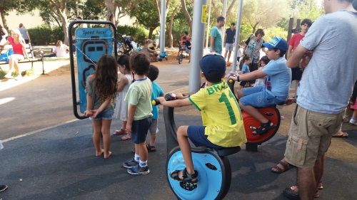 גן רבקה גבעתיים, מתקני שעשועים לילדים