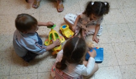 ללמד את הילד לשתף חברים בצעצועים
