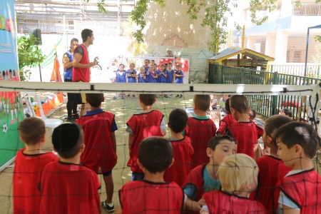 יום הולדת בסגנון הפעלת כדורגל עם מוזיקלדת אתר לגדול