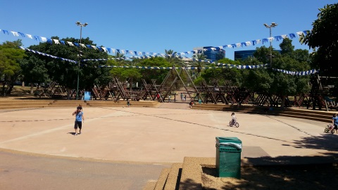 מתקני עץ בפארק רעננה