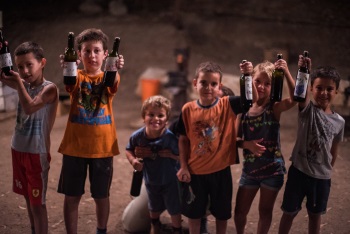 הכנת יין תירוש ביקב יפתחאל פעילות קיץ לכל המשפחה