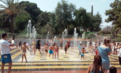 מזרקת מים לילדים בפארק יד לבנים פ"ת