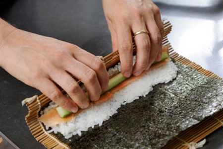 ילדים מכינים סושי בקייטנת פליי דאנס אתר לגדול